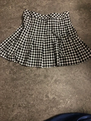 Kjol - Har inte på mig den längre, kan ändvändas till cosplays eller något annat.