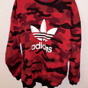 Red camo Adidas sweater with pockets 