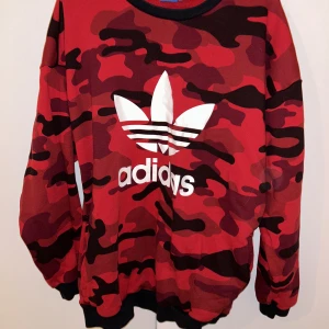 Adidas Sweater - Red camo Adidas sweater with pockets 