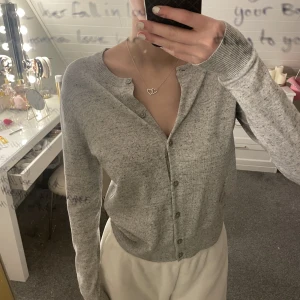 H&M kofta - Oanvänd. För fler bilder eller frågor så är det bara att kontakta 