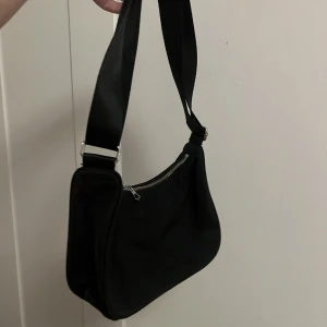 Svart axelväska - Svart väska från weekday