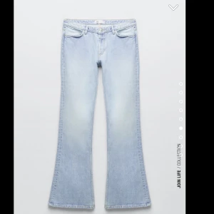 Lågmidjade ljusblå jeans  - Lågmidjade ljusblå jeans från Zara💕💕Slutsålda i storlek 36!!  (Jeansen är avklippta då de var lite för långa för mig)