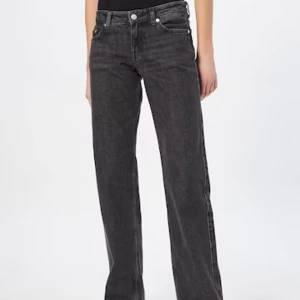 Weekday jeans - Snygga och populära jeans från weekday! Köpta för 550kr ❤️Säljs för att de är för stora för mig ❤️❤️