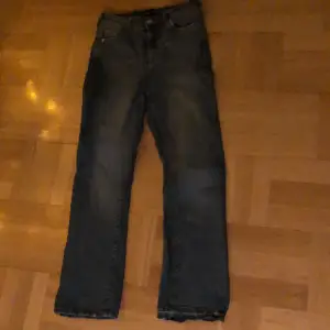 Supersnygga jeans från veromoda! Inga fläckar eller defekter. stl är 28/30 eller 32💞 Normalhögmidja och stretchiga.