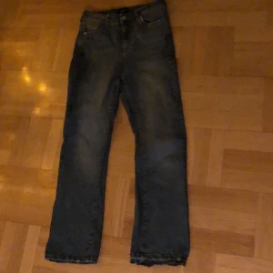 Straightjeans - Supersnygga jeans från veromoda! Inga fläckar eller defekter. stl är 28/30 eller 32💞 Normalhögmidja och stretchiga.