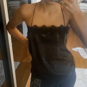 Glittrig topp - Säljer min glittriga topp! Passar mig som är 174. Knytningen i ryggen gör att man kan justera längden på banden😍
