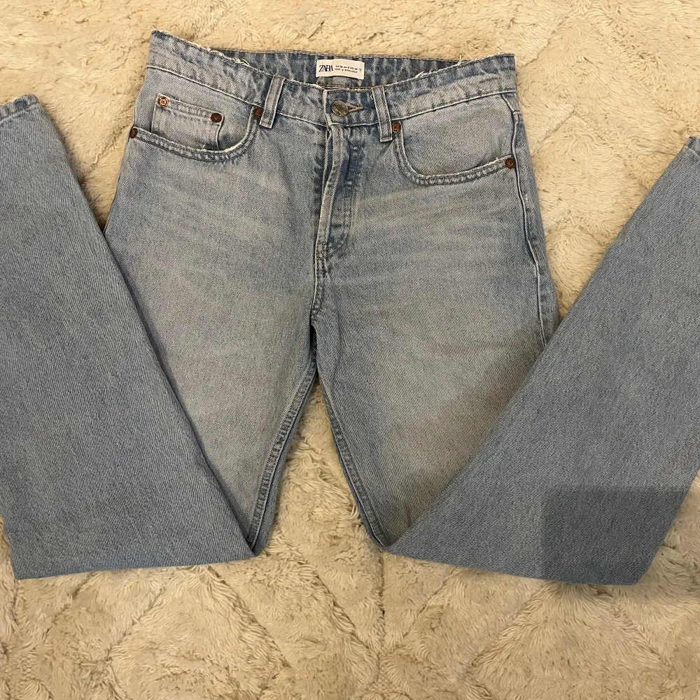 Straight leg jeans Mid waist från zara💗 I storlek 38. Bra skick och endast använda fåtal gånger. Köparen står för frakten. Första bilden är lånad! . Jeans & Byxor.