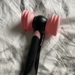 Blackpink lightstick - Helt ny, köpt för ca 1 månad sedan från weverse egna sida  Lagt ca 1000kr därav det lite dyrare priset Använd 1 gång  Allt funkar som det ska Skickas i orginalförpackning, Skicka den så fort jag har möjlighet!