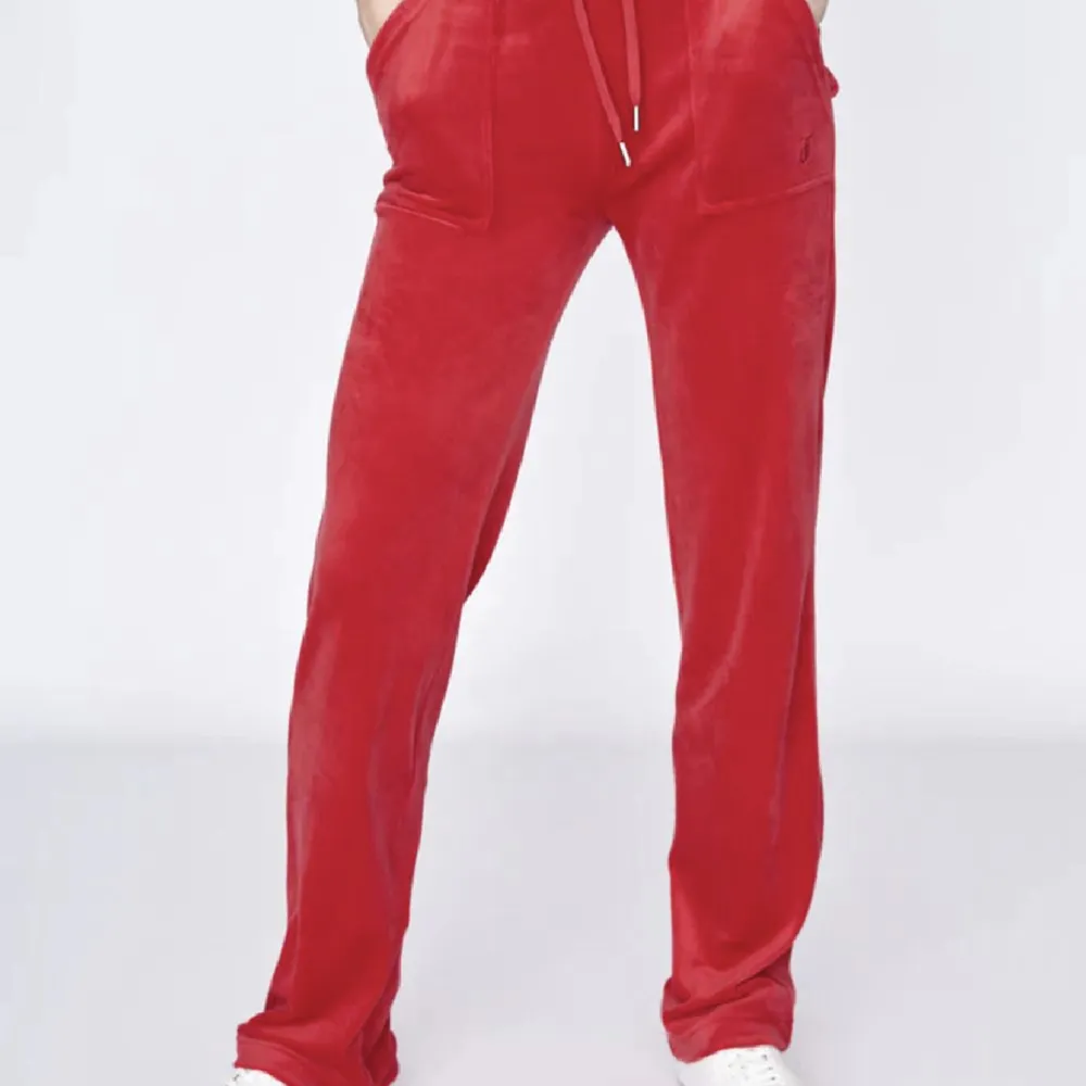 INTRESSEKOLL på mina röda juicy couture i storlek xs men passar som en S. Köptes för 1 099kr på Nelly i våras. Har använts ganska mycket men väldigt sparsamt och i fint skick. Hör gärna av dig vid intresse! . Jeans & Byxor.