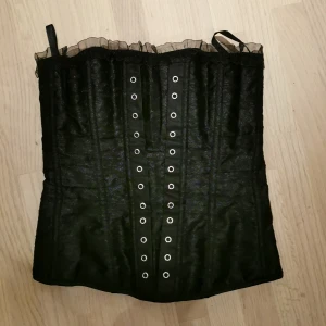 corset - Svat corset med rödaband och dragkedja Pris kan självklart Diskuteras 