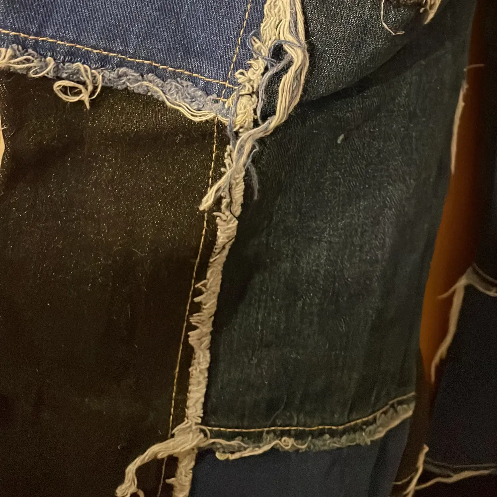 Färgblock jeans från shein. Jättecoola men har aldrig kommit till användning så de är i nyskick.. Jeans & Byxor.