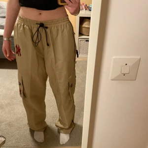 New York Yankees parachute pants - Säljer dessa balla vintage byxor från New York Yankees. Använda någon gång och är i topp skick. Dem är i storlek XXL, men passar mig som vanligtvis har S jätte bra, dock aningen för långa, därför anledningen till att jag säljer.❤️