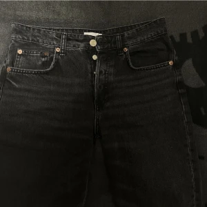 Zara jeans grå! - Så snygga Low/ mid Rise jeans! Från Zara i storlek 38! Använda några gånger. Långa! 250kr + frakt