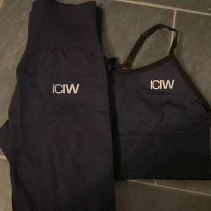 Tränings set - Träningsset från iciw. Använda men syns ej på de alltså inga märken eller synliga trådar osv! Väldigt fina med snygga detaljer!
