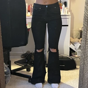 Dr denim Jeans - Oanvända Svarta dr denim jeans med hål
