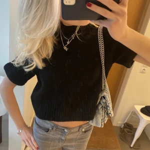 Stickad t-shirt - Säljer min sååå fina stickade t-shirt från only, inga defekter och helt enkelt den perfekta stickade t-shirten🥰
