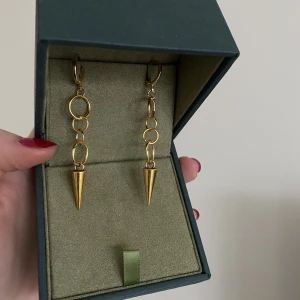 Maria nilsdotter örhängen  - SÅÅÅ sjukt snygga örhängen som lite liknar de från maria nilsdotter, har gjort dessa helt själv❤️ jag har ett par likadana själv som inte rostat även fast jag använt de ganska mycket (dessa är självklart oanvända)🥰🫶🏽