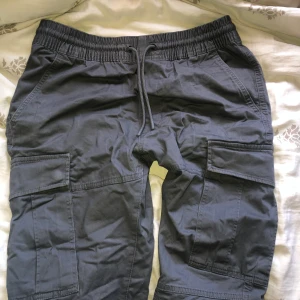 Cargo byxor - Varma cargo byxor perfekta för vintern. Köpte de förra vintern tror jag. Stretchiga och bekväma :) Fickorna är också stora med mycket utrymme får mobil och plånbok!