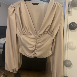 Blus - Super fin blus säljes, strl S. Säljes då den inte kommer till användning. 