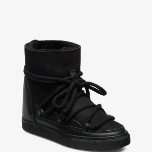 Svarta Inuikiis - Säljer mina svarta Inuikiis som jag använde förra vintern! Dem är alltså använda men har tvättat dem så gott det går❣️Köpta för 2600 kr. Skriv för fler bilder (underifrån t.ex). Pris går att diskuteras!!