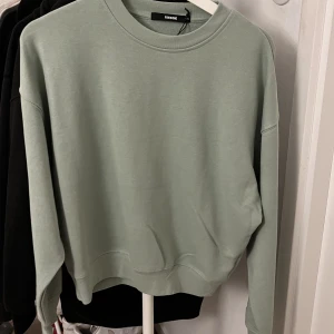 Grön hoodie  - Ljusgrön hoodie aldrig andvänd fin kvalite 