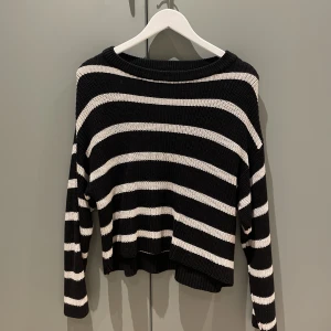 Randig stickad tröja - Svart och vit randig stickad tröja. Köpt på asos. Knappt använd stl s