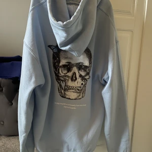 Emplace hoodie - Emplace hoodie i ”Skeleton”. Färgen finns inte kvar på hemsidan med hoodien är i en fin ljusblå färg💖hoodien är i bra skick då tecken på användning finns. Nypris: 650, mitt pris: 70 + frakt! 