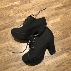 Söta klackskor - Söta klackskor som är knappt använda, därför är de i väldigt bra skick! De är i storlek 38 men passar mig som har storlek 39. Tveka inte att höra av dig om du har några frågor eller vill se fler bilder! Priset kan diskuteras! 