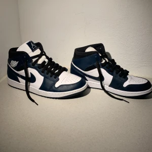 Jordan 1 mid armory navy - Snygga rätt oanvända Jordans i storlek 44. Dessa skor är i bra skick för dom har bara används några få gånger. 