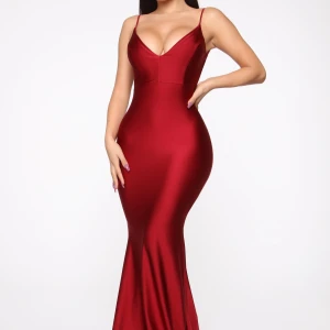 Balklänning Fashion nova - En oanvänd balklänning med öppen rygg. Den har scrunch i rumpan. Klänningen är väldigt stretchig och formar kroppen smickrande. Den formar höfter och byst fint samtidigt som den är insydd i midjan. Passar S också.  Helt ny med prislapp kvar. Nypris 638kr