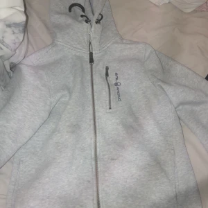 Grå sailracing - Säljer nu min sailracing i storlek 160 i färgen grå! Säljer den då den inte kommer till användning längre och den är för kort i ärmarna! Den är i bra skick förutom att det är två fett fläckar på tröjan som inte går bort! Annars är det inte fel! 💕💕