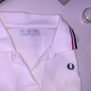 Fred Perry klänning - Klänning i tjockare material.  Skulle kalla för en ”tennis klänning”.  Slutar lite innan knäna.  