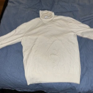 Svart och Vit bomullspolo Dondup - Svart och vit bomullspolo från dondup  Storlek M  Paketpris 800kr  500kr/styck  Skick 9/10 knappt använda 