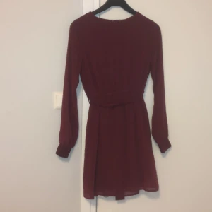 Gullig röd klänning från NA-KD - Fin klänning ifrån NA-KD. Använd ca 2 ggr. Säljer då den inte kommer till användning. Passar perfekt till jul eller bara en fin fest klänning 💗Kommer inte riktigt ihåg nypriset då vi köpte den för ett tag sen, men kom med bud. Möts upp eller skickar frakt