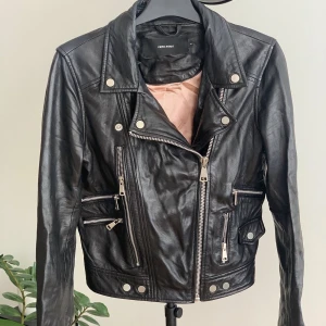 Skinnjacka  - Säljer snygg skinnjacka (fårskinn läder) från Vero Moda. Fint skick, sparsamt använd. Endast lite skrynklig. Storlek XS (har passar mig som är S/M) 