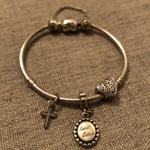 Pandora armband  - Nypris: - Pandora Moments Heart Clasp. Ormkedjearmband 549kr - Rad av Hjärtan Säkerhetskedja 399kr  - Filigran Pärlat Hjärta Berlock 299kr - Sweet sister, clear cz charm 499kr - Sparkling Cross Dangle Charm 469kr  totalt: 2215kr   Köpare betalar frakt