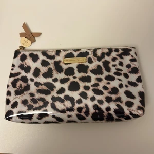 Necessär  - En Victoria secret necessär använd 5-6 gånger. 