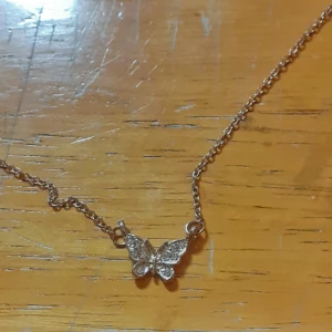 Fjärils halsband - En väldigt gullig hasband som har en fjäril💕 det var länge sedan jag köpte den men den kommer inte till användning och därför säljer jag den. Frakten kostar 15kr :)