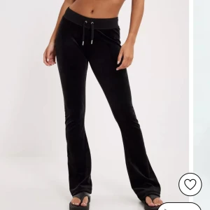 Juicy Coutare Flare - Hej! En intressekoll på mina juicy coutare flare i stl S. De är svarta och köpta i nov 2022! De kostar runt 1000kr på nelly & juicy coutares egna hemsida.  Säljer för 300kr för vill bara bli av med de!