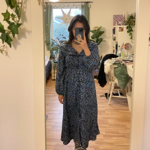Blommig klänning   - Vacker blommig klänning fin till vintern och sommaren! 💙