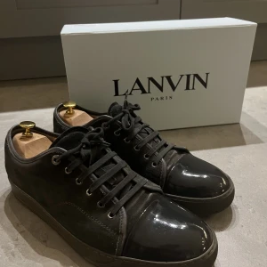 Lanvins storlek 45/46 - Säljer nu den perfekta julpresenten till dig själv eller någon du håller kär. Mina grå Lanvins i unik färg, storlek 45/46. Skorna är sparsamt använda och är som i nyskick. Box, snören och tygpåse medföljer. Inköpta på Careofcarl. Hör av dig vid funderinga