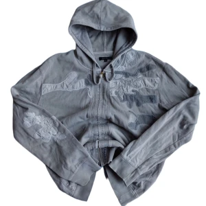 Y2k hoodie - Riktigt tung y2k zip hoodie.  Står att den är xl men sitter som en M Längd 66cm bredd 60cm Ärmlängd ( från armhålan) 50cm