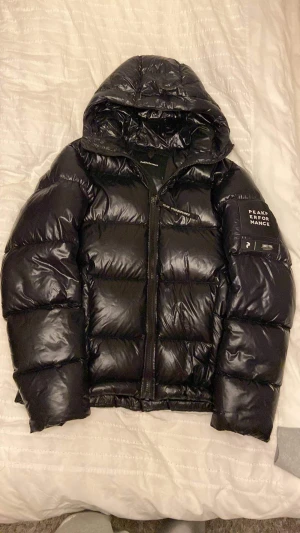 Peak Performance herrjacka - Peak Performance vinterjacka Slutsåld modell. Strl Medium. Skick 8/10, gott skick. Nypris mellan 4 och 5000kr. Mitt pris 1800kr+frakt