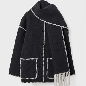 Toteme - Intressekoll på min svarta Toteme kappa, storlek 34/XS. Passar även XXS/32 samt 36/S beroende på hur man vill att den sitter. Knappt använd och felfri utan skavanker.   Inköpt på Toteme för 1,5 år sen för 6700kr. Säljs inte för mindre än 2600kr. 