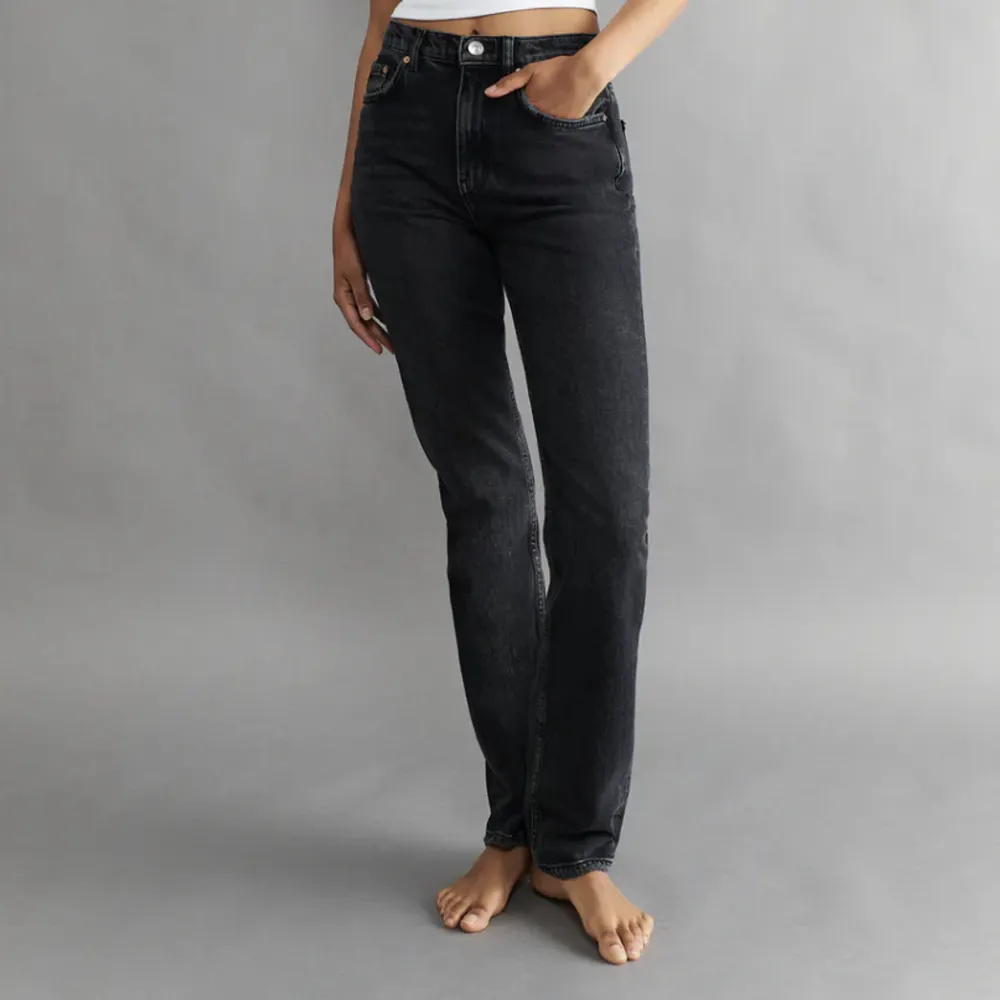 Säljer dessa gråa straight slim jeans från Gina tricot pga för stora för mig. Endast använda två gånger därav väldigt bra skick!  Skickar spårbart 66kr. Jeans & Byxor.