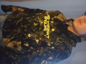 Twenty one pilots trench hoodie - Selling because I no longer use it. Bought on their Trench tour for 650 kr. Dunno why the pics are tilted I've tried to change it but it doesn't work.