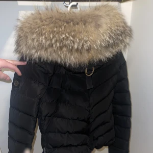 Hollies jacka  - Säljer min fina hollies jacka då jag har alldeles för mycket vinterjackor nu, den är i storlek S, jag har använt tjocka hoddies under utan problem. Finns att hämta i Norrköping, om det behövs postas står ni för frakten😊