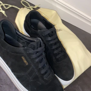 Axel Arigato - Jag säljer mina axel arigato skor, storlek 38 har endast använt dom en gång! Mycket bra skick. Säljer dem för 1500 köpte dom för 2300kr pris kan diskuteras hör av er:)