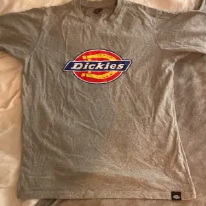 Säljer min Dickies T-Shirt då den inte kommit till användning längre. Inga tydliga tecken på användning. Jag köpte den för 300kr. 