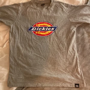 Dickies T-Shirt - Säljer min Dickies T-Shirt då den inte kommit till användning längre. Inga tydliga tecken på användning. Jag köpte den för 300kr. 